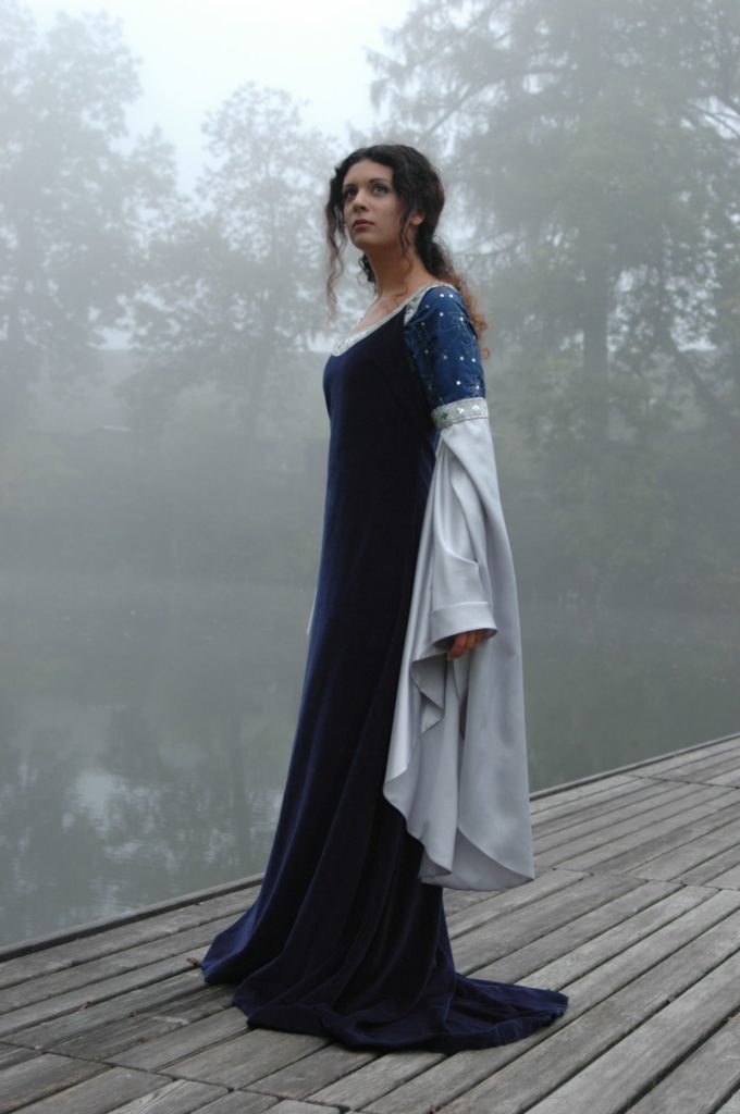 Arwen blausilbernes Kleid 01